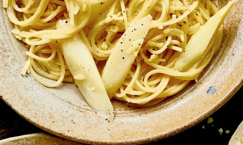 Pasta carbonara met witte asperges